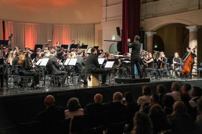 Das LandesJugendBlasOrchester RLP unter der Leitung von Timor Oliver Chadik (Foto: Holger Knecht)