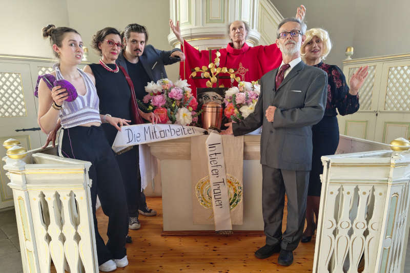 Die Darsteller der Produktion KALTER WEISSER MANN: Dieter Malzacher, Coralie Wolf, Svenja Reinhardt, Uwe Heene, Hagen Lutz, Anja Kleinhans. (Foto: Peter Wilhelm/THEATER DER LIEBE)