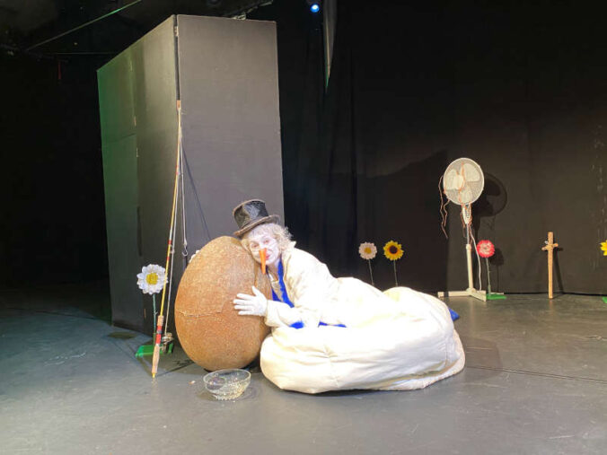 Szenenfoto aus „Jeda, der Schneemann“ (Foto: Peter Wilhelm/Theater der Liebe)