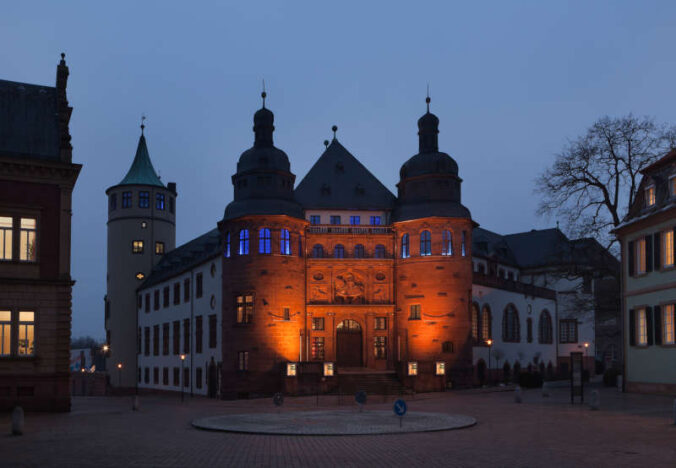 Blick auf das Portal des Historischen Museums der Pfalz bei Dämmerung. (Bildnachweis: Historisches Museum der Pfalz, Foto: Peter Haag-Kirchner)