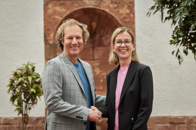 Prof. Dr. Alexander Schubert, Bürgermeister der Stadt Speyer und ehemaliger Direktor, neben Simone Heimann, der neuen Direktorin, während der festlichen Amtsübergabe im Historischen Museum der Pfalz in Speyer. (Foto: H.-G. Merkel)