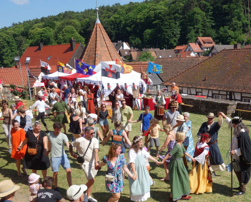 Dornröschenfest - Tanz auf der Kirchwiese (Foto: Hermes)