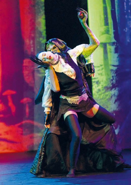 Die Delattre Dance Company präsentiert mit „Snow White and the Dark Queen“ eine spannende, zeitgemäße Adaption des alten Märchenstoffes. (Quelle: Klaus Wegele)