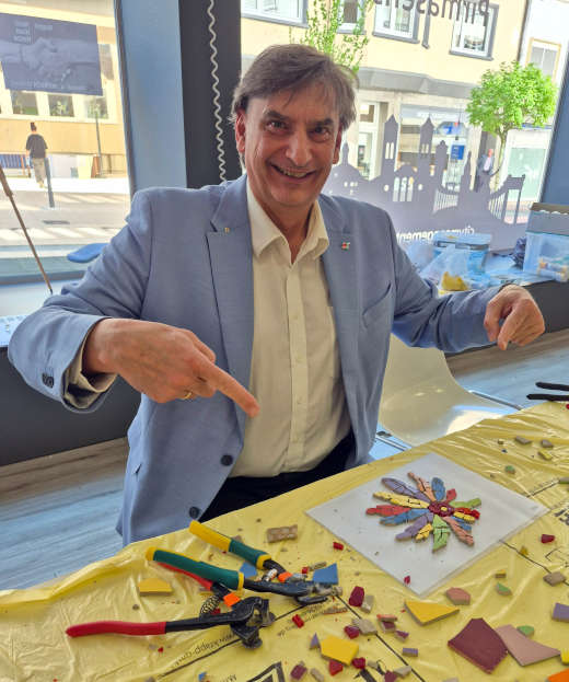 Auch Stadtmarketing-Chef Rolf Schlicher hat bereits selbst Hand angelegt und ein buntes „Mauerblimmelche“ gefertigt. (Foto: Tanja Lebski)