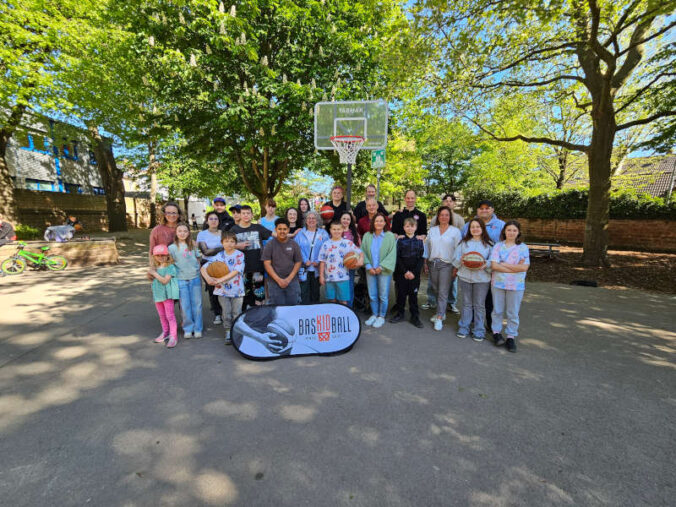 Das Foto zeigt einige der anwesenden Kinder mit den Organisatoren und Sponsoren von Stadt, FCK und BKK Pfalz sowie der Schulleitung der Luitpoldschule. (Foto: Stadt Kaiserslautern)