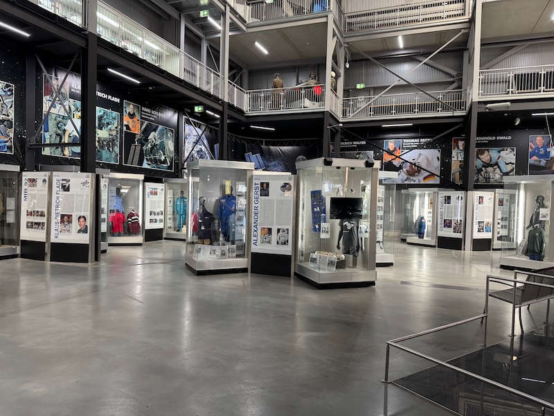 Im Rahmen ihres Besuchs stellt die Raumfahrerin aus Berlin dem Technik Museum Speyer außerdem zehn Exponate für die Ausstellung „Apollo and Beyond“ zur Verfügung. (Foto: TMSNHSP)
