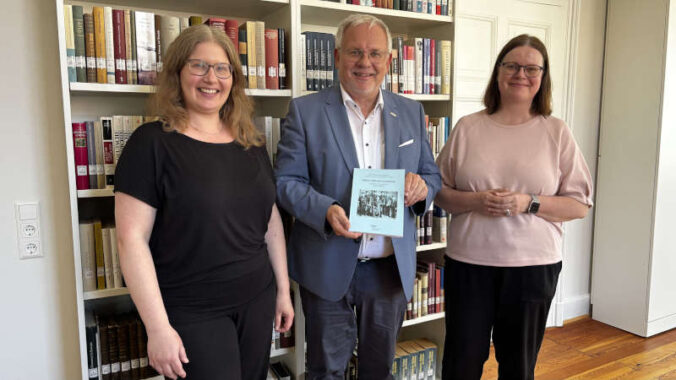 Barbara Schmidt (Mitarbeiterin des IPGV), Hans-Ulrich Ihlenfeld (Bezirkstagsvorsitzender) und Dr. Sabine Klapp (Direktorin des IPGV) bei der Einweihung des neuen Tagungsbands (Quelle: IPGV)