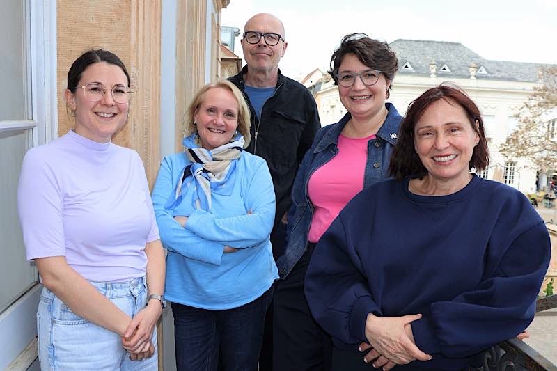 Miriam Kehrer (Amtsleiterin Kulturbüro Stadt Landau), Ulrike Leiner (Leitung Kulturamt Stadt Germersheim), Stephanie Quint (Kulturbüro Stadt Wörth am Rhein) und Heike Hinkelmann (Leiterin der Kulturabteilung Stadt Neustadt an der Weinstraße, v.l.) laden gemeinsam mit Dominik Geißler, Oberbürgermeister der Stadt Landau, zum ersten Palatina Brass-Festival ein. (Quelle: Stadt Landau)