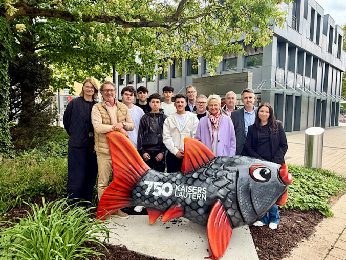 Oberbürgermeisterin Beate Kimmel (mitte) freut sich gemeinsam mit den Schülerinnen und Schülern der BBS I und allen im Prozess Beteiligten über die Aufstellung des ersten neuen Fischs aus der Reihe 'fishingforfantasy' (Foto: Stadt Kaiserslautern)