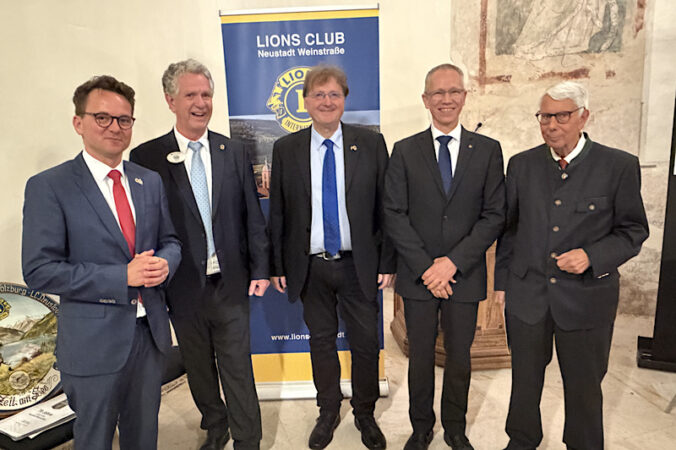 Constantin Beck Burack, Distrikt-Governor Holger Drescher, Michael Landgraf, Präsident Stefan Grutke und Walter Hammerschmid aus Salzburg (Foto: Lions Club Neustadt)