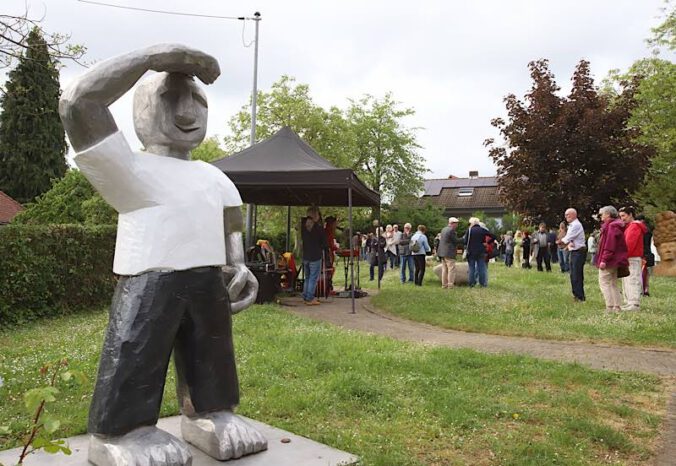 Der Skulpturengarten im Gemeindegarten Schweigen-Rechtenbach bei der Eröffnung im Mai 2026 (Foto: Björn Iversen)