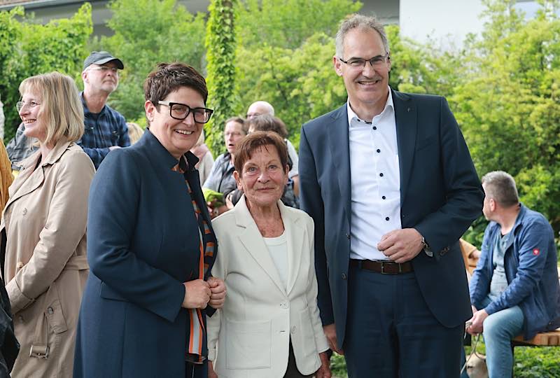 Europaabgeordnete Christine Schneider (Zweite von links) und Landrat Dietmar Seefeldt (rechts) bedankten sich bei Gudrun Zoller (Mitte), die den Skulpturengarten zum 13. Mal auf die Beine gestellt hat. (Foto: Björn Iversen)