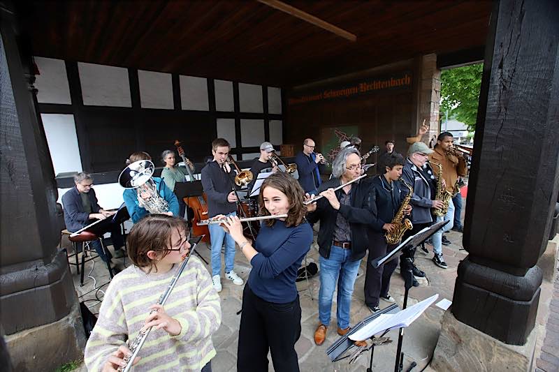 Die deutsch-französische Jazzband der Kreismusikschule Südliche Weinstraße unter der Leitung von Yves Bender und Thomas Weiland gab im Anschluss an die Eröffnung des Skulpturengartens am Deutschen Weintor in Schweigen-Rechtenbach ein Konzert. (Foto: Björn Iversen)