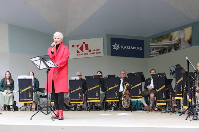 Oberbürgermeisterin Beate Kimmel eröffnete am Sonntag die beliebte Veranstaltungsreihe der Volksparkkonzerte. (Foto: Stadt Kaiserslautern)