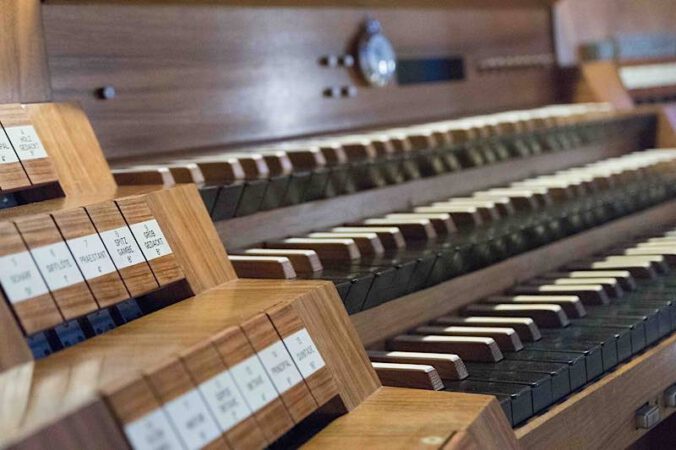 Spieltisch der Ott-Orgel (Foto: Prot. Dekanat LU/Wagner)