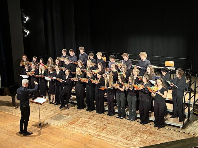 Der Kant-Kammerchor unter Leitung von Volker Christ (Foto: Susanne Ermshaus)
