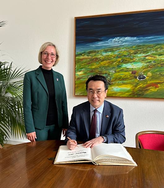 Oberbürgermeisterin Stefanie Seiler und der Japanische Generalkonsul Takeshi Ito (Foto: Stadt Speyer)