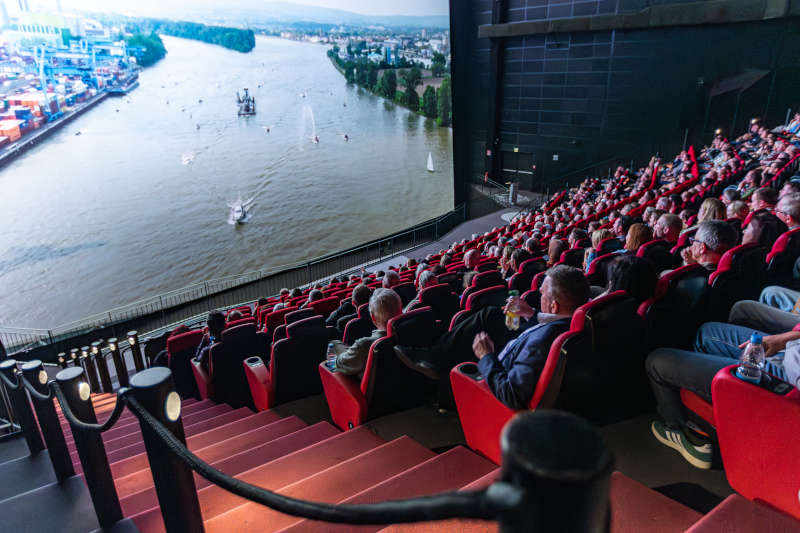 In Sinsheim können Besucher das neue Großexponat U17 von innen erkunden und anschließend die Transportdokumentation „U17 – Die 500 Tonnen Reise“ auf der gigantischen IMAX-Leinwand erleben. (Quelle: TMSNHSP)