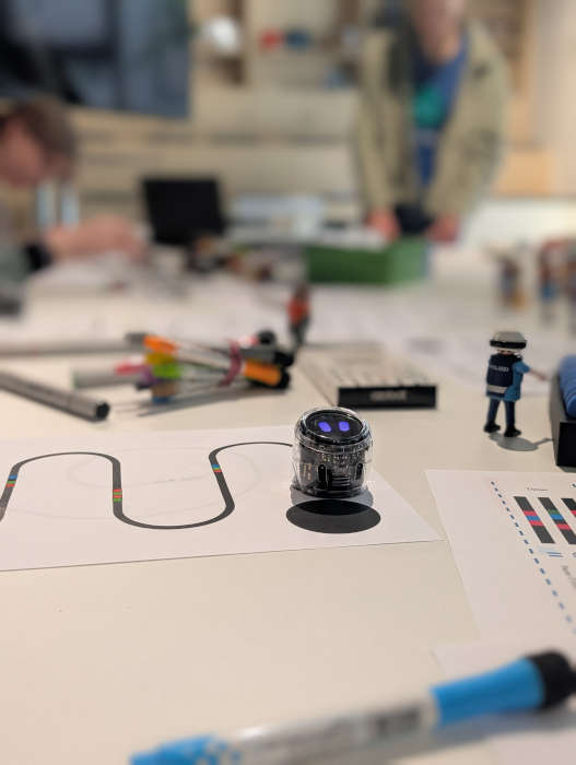 Bei einem Workshop des Ferienprogramms im 42 kommen kleine Roboter so genannte Ozobots zum Einsatz, die von den Kindern und Jugendlichen selbst programmiert werden. (Foto: 42kaiserslautern)