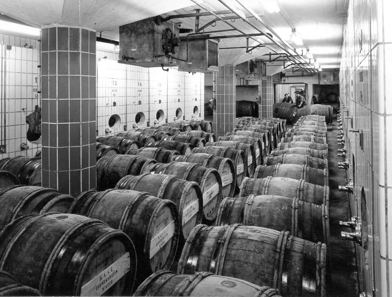 Fässer im Kellereilager (Foto: BASF Corporate History, Ludwigshafen a. Rhein)