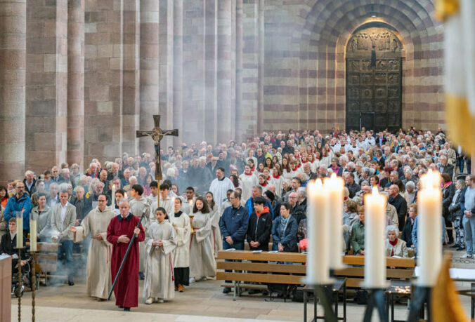Feierlicher Einzug zum Pfingstfest 2024 (Quelle: Domkapitel Speyer, Foto: Klaus Landry)