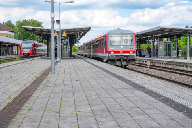 Regionalbahnen im Bahnhof Landau (Foto: Holger Knecht)