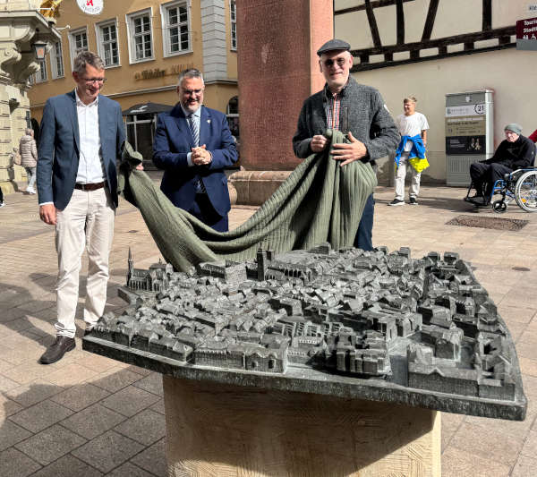 Enthüllung des neuen Stadtreliefs (Foto: Stadt Neustadt)