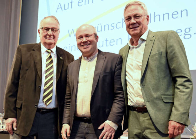 Der neue Präsident Tristan Werner (Mitte), gemeinsam mit dem bisherigen Präsidenten Rudolf Storck (rechts) und Sportbund-Ehrenpräsident Dieter Noppenberger (links). (Foto: Sportbund Pfalz)
