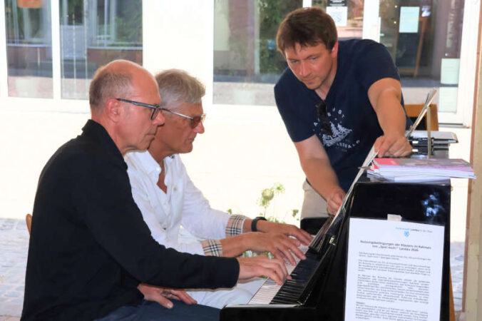 Oberbürgermeister Dominik Geißler und Künstler Thomas Sedlmayr, unterstützt durch Adrian Rinck, Leiter der Kreismusikschule Südliche Weinstraße (Foto: Stadt Landau)