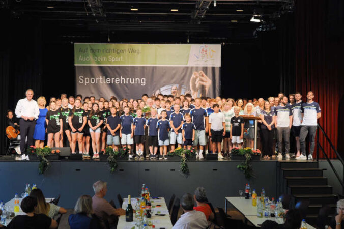 Die durch Landrat Dietmar Seefeldt (2. von links) ausgezeichneten Sportlerinnen und Sportler. (Foto: Dieter Hammann)