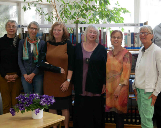 Ein Teil der Lauter Autor*innen bei einer Lesung in der Pfalzbibliothek. (Foto: Pfalzbibliothek)