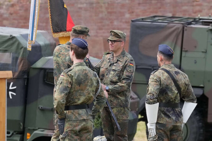 Übergabe der Truppenfahne von Brigadegeneral Kuebart an Oberstleutnant Wirths (Foto: Holger Knecht)