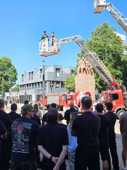 Beigeordneter Manuel Steinbrenner weihte die neue Drehleiter von deren Korb in luftiger Höhe aus ein. (Foto: Stadt Kaiserslautern)