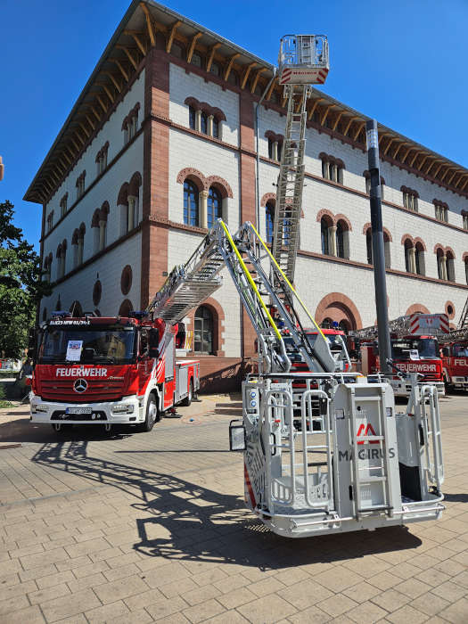 Das neue Hubrettungsfahrzeug bei den Kaiserslautern Classics vor der Fruchthalle. (Foto: Stadt Kaiserslautern)