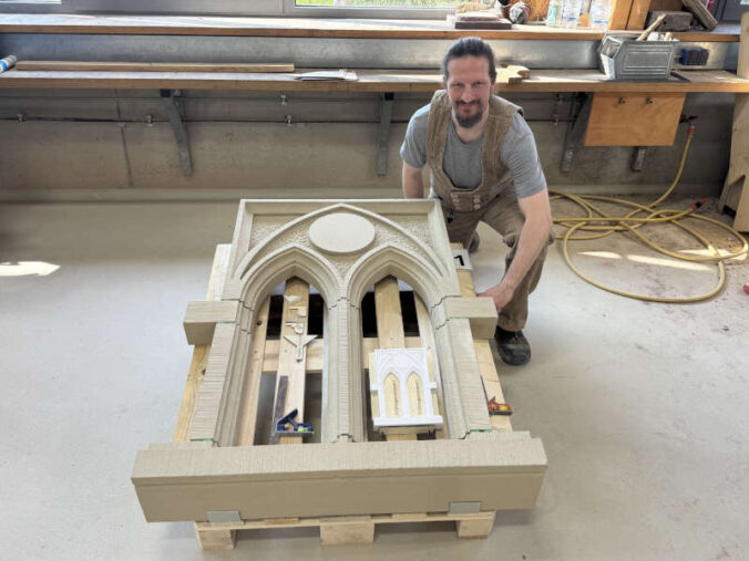 Martin Betzler mit seinem Werk „Fenstersturz für ein neugotisches Doppelfenster“ (Foto: Bezirksverband Pfalz)