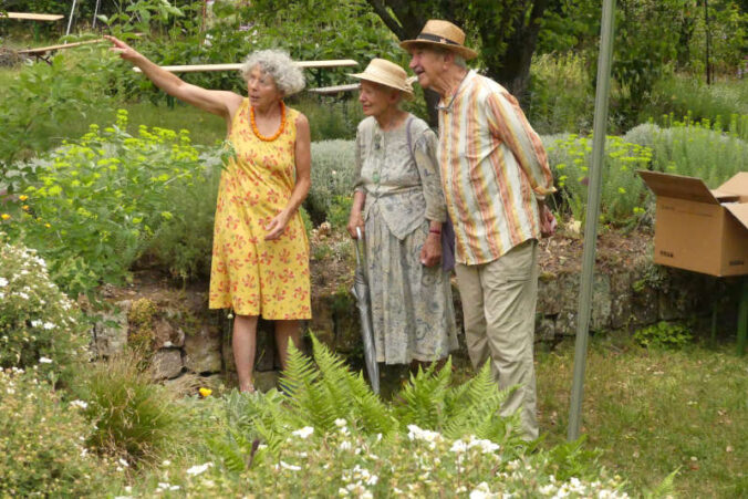 Lilo Helfferich führt zum Thema Artenvielfalt durch ihren Garten. (Foto: Biosphärenreservat Pfälzerwald-Nordvogesen/Franziska Keller)