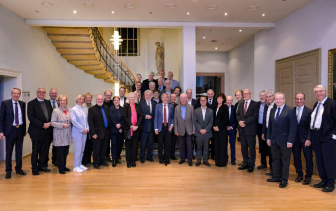 Gruppenfoto bei der Jahrestagung der Europäischen Stiftung 2025 (Quelle: Europäische Stiftung Kaiserdom zu Speyer, Foto: Klaus Landry)