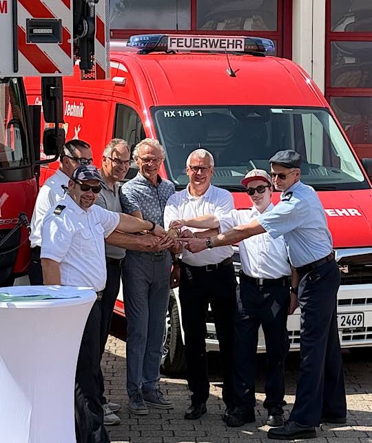 Schlüsselübergabe für den Gerätewagen „Technik“ (Foto: Feuerwehr Herxheim)