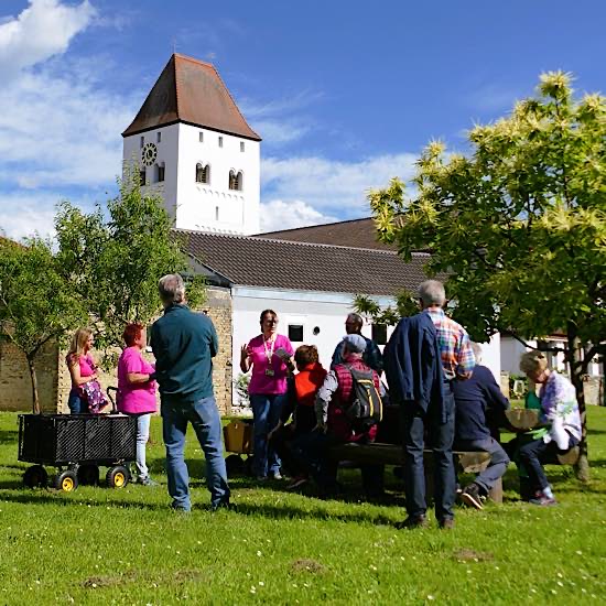 Besonderer Dorfrundgang mit Elke Metzger und Martina Weber in Niederkirchen/Deidesheim (Foto: Jürgen Cronauer|Weinstrassenmomente)