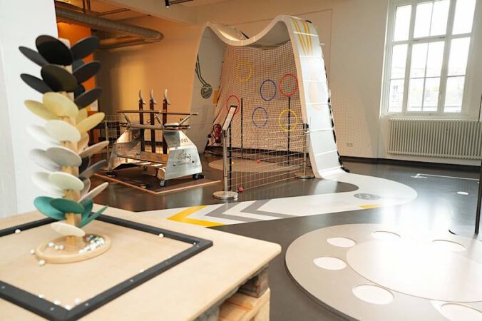 Impression der aktuellen Sonderausstellung im Dynamikum: „Federleicht & superstark – Entdecke das Geheimnis der Faserkraft“ (Quelle: Dynamikum, Foto: ars publicandi)