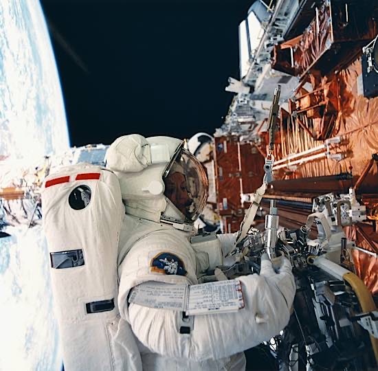 Thornton verbrachte 8 Tage, 21 Stunden, 17 Minuten und 38 Sekunden im Weltraum, umrundete die Erde 141 Mal und absolvierte einen Außenbordeinsatz von 7 Stunden und 45 Minuten Dauer. (Quelle NASA)