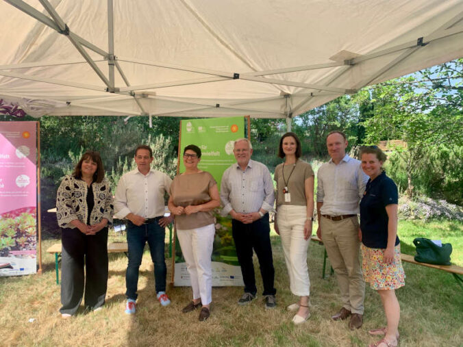 Präsidentin des Sycoparc Nathalie Marajo-Guthmuller, SGD Süd-Präsident Hannes Kopf, Umweltministerin Christine Schneider, Bezirkstagsvorsitzender Hans-Ulrich Ihlenfeld , Beigeordnete Johanna Kunzendorf, Programmleiter Interreg-Oberrhein Janosch Nieden, Friedericke Stakelbeck, Direktorin des Biosphärenreservats (Bildquelle: SGD Süd)