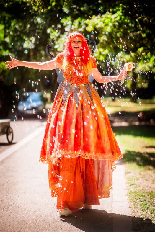 Walking-Act des Nanu-Traumtheaters beim ZKW-Theaterfestival 2025 im Landauer Goethepark. (Foto: Joshua Mack)