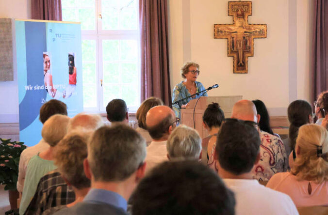 Im Gemeindesaal der Augustinerkirche stellen die Preisträgerinnen und Preisträger der Universitätspreise 2025 ihre ausgezeichneten Arbeiten vor. (Foto: Stadt Landau)