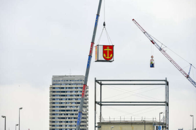 Demontage des Stadtwappens (Foto: Stadt Ludwigshafen)