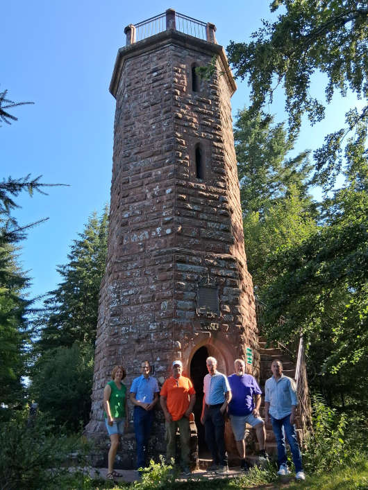 Schänzelturm mit Ehrengästen (Foto: Verbandsgemeindeverwaltung Edenkoben)