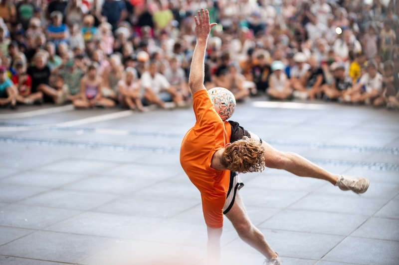 Jannik Freestyle, mit über 300 Tricks und Millionen Followern Deutschlands „Ball-Künstler Nummer eins“, lässt die Herzen von Fußballfans höherschlagen (Foto: Jannik Freestyle)