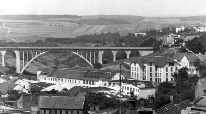 Historischer Blick auf die Werkshallen und Verwaltung der Gerberei Gebrüder Fahr AG in der Fröhnstraße mit der Streckbrücke im Hintergrund. (Foto: Sammlung Stadtarchiv Pirmasens)