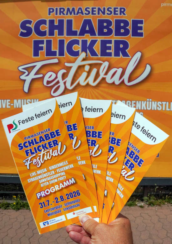 Das Programmheft zum Schlabbeflicker-Festival 2026 ist ab sofort erhältlich. (Foto: Stadt Pirmasens / Max Mahr)