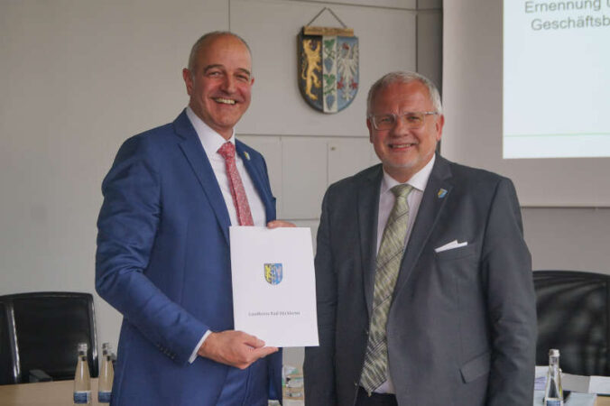 Kreisbeigeordneten Sven Hoffmann (links) mit Landrat Hans-Ulrich Ihlenfeld bei der Wiederwahl Hoffmanns zum Kreisbeigeordneten im Kreistag im Mai 2025. (Foto: Kreisverwaltung Bad Dürkheim)